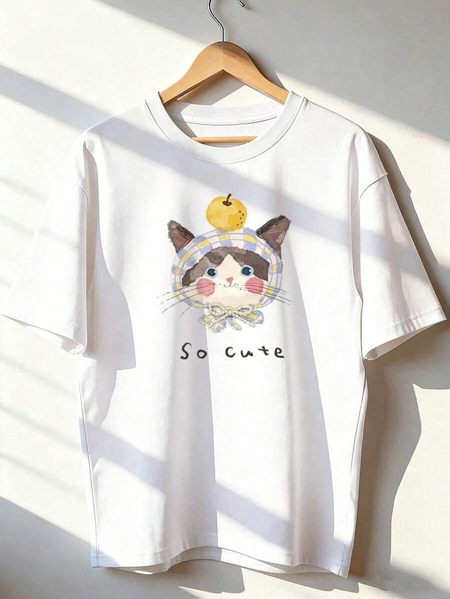 T-Shirt With Cat, Handkerchief, And Fruit, "So Cute" Text, Fashionable Short-Sleeved T-Shirt For Spring And Summer 2026, Made In Mexico, 180 Grams. Cartoon Print, Couple Design, Suitable For Indoor Or Outdoor Wear. Crew Neck, Unisex, Ideal For Office And Leisure. One-Pack. - WH-P631577SLNDXZGY599 - 查看 1