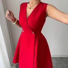 Vestido mini elegante y casual con cuello cruzado en V, hebillas de metal dobles y plisado en línea A, sin mangas, para vacaciones y trabajo, primavera/verano - Rojo - Ver 7
