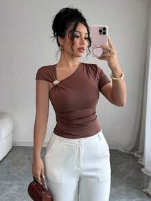 Camiseta de manga corta para mujer con cuello asimétrico elegante, adornada con botones de metal dorado rosa 3D - Marrón - Ver 8