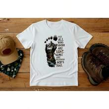 No Todos Quienes Caminan Están Perdidos Camiseta • Camiseta de Senderismo Cristiana • Camiseta con Huella del Sendero de Dios • Camiseta de Fe al Aire Libre • Camiseta de Montaña y Naturaleza - Blanco - Ver 2