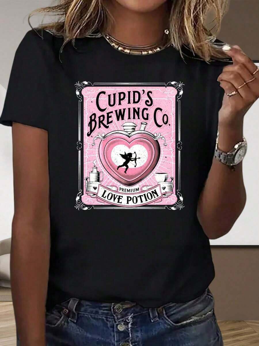 Camiseta de manga corta blanca y negra para exteriores de G Leisure Home, camiseta premium Love Potion de Cupids Brewing Co para mujer, regalo de San Valentín, camiseta romántica con gráfico lindo, regalo para fiestas navideñas. - Negro - Ver 1