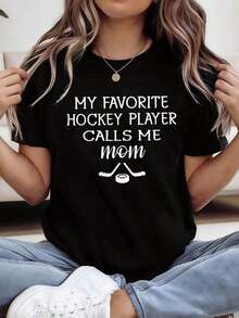 Suave, transpirable y ligera para comodidad durante todo el día, Camiseta de Hockey para Mujer "MI JUGADORA DE HOCKEY FAVORITA ME LLAMA Mamá" - Camiseta Casual de Manga Corta con Cuello Redondo y Estampado de Jugadora de Hockey, Blusa de Primavera Verano Adecuada para Mamás de Hockey, Eventos y Atuendos Casuales. Cuello redondo clásico con un corte relajado que favorece todas las formas del cuerpo y es fácil de combinar con jeans, shorts y leggings. - Negro - Ver 6