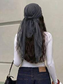 Pañuelo cuadrado de mujer elegante de unicolor con ribete de encaje, multifuncional como chal y accesorio para el cabello, adecuado para usar en mezquitas - Negro - View 4