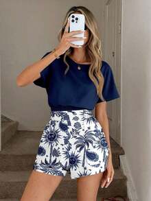 Conjunto de 2 piezas casual y elegante para primavera/verano con blusa de cuello redondo con estampado floral vintage y dobladillo recogido, y shorts con bolsillo con volante en la cintura - Multicolor 19 - Ver 3