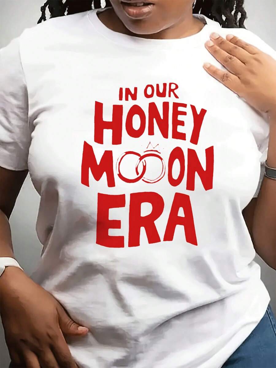 Camiseta holgada de algodón 100% para mujer de talla grande con el eslogan "Honeymoon Era" - blanca con letras rojas y diseño de anillo de boda, cuello redondo, estilo casual, adecuada para regalos de despedida de soltera, viajes de luna de miel y uso diario, lavable a máquina, ideal como regalo de boda. - Blanco - Ver 1