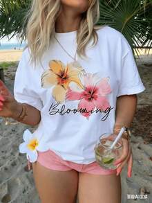 Camiseta Deportiva Casual para Mujer con Estampado Floral y Foto de Mujer Rubia en la Playa - Camiseta Elástica de Cuello Redondo, Lavable aáquina, Ajuste Cómodo para Todas las Estaciones, para un Estilo Playero y Relajado. - Blanco - Ver 1