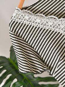 CosyJoli Camiseta de mujer de talla grande con cuello en V, parche de encaje y textura a rayas en forma de A - Blanco y Negro - Ver 3