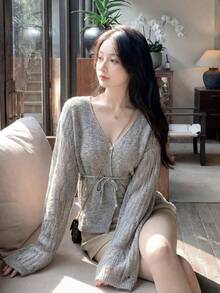 夏の婦人服コーナー：夏の韓国ファッション婦人服、初夏の装い、女性の夏の必需品、カジュアルでリラックスした雰囲気のニッチな2026年新作人気商品、着痩せ効果のあるネットセレブ人気商品、婦人用カバーアップ、新作Vネック透かし編みニットカーディガン、女性らしい優しい雰囲気の長袖カバーアップ、やや透け感のあるアウター（キャミソールは除く） - グレー - チェックする 2