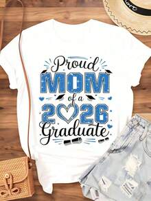 "Proud Mom Of A Class Of 2026 Graduate" T-Shirt, Graduation Gift For Mom, Class Of Graduation Celebration, Blue Design, Casual T-Shirt For Women, 220g - Urban Vintage Style, Unisex, Loose Cotton Short Sleeve T-Shirt With Round Neck, 100% Pure Cotton. - 白色 - 查看 4