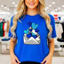 GiftWomen Valentine's Day Heart And Envelope Print Cotton T-Shirt, Casual Short Sleeve Crew Neck T-Shirt, Available Sizes, Love Letter Print T-Shirt For Holiday, Daily Wear, Soft And Comfortable Cotton Blouse, Perfect Gift For Her. - 藍色 - 查看 1