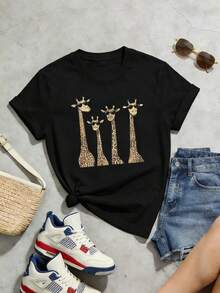 Camiseta de manga corta con cuello redondo suave y casual para mujer, con un estampado gráfico de la familia de jirafas con gafas de sol, ideal para amantes de los animales en primavera y verano. Negro. - Negro - Ver 5
