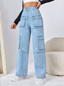 ALO FASHION Elegantes pantalones vaqueros largos de mezclilla de talle alto y pierna ancha, lavado claro, con detalles de tachuelas y bolsillos con solapa para mujer. - azul real - Ver 5