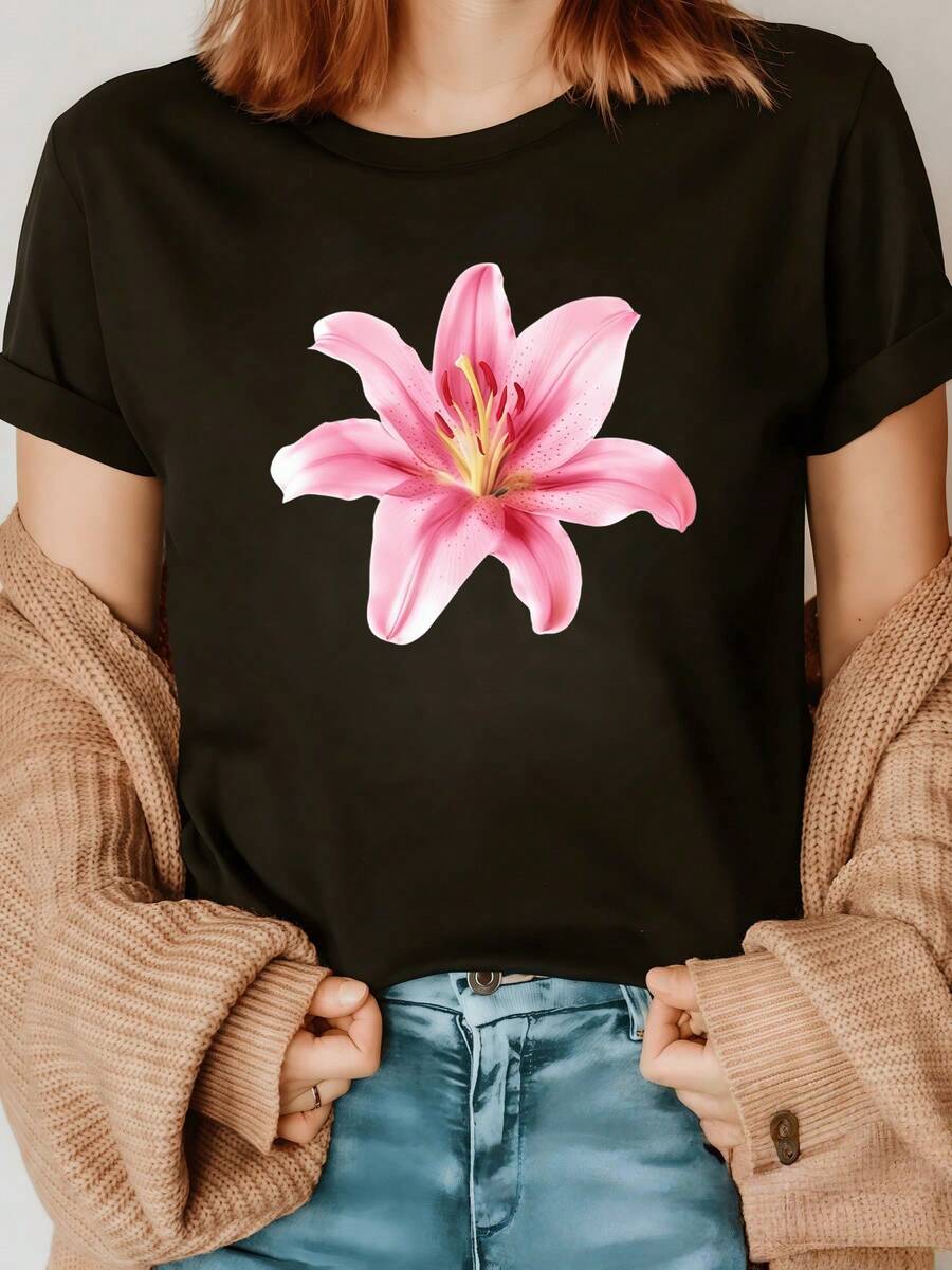 Flor rosada que simboliza pureza renacimiento y energía femenina inspirando serenidad y alegría con pétalos suaves y matices delicados que evocan el amanecer camiseta de mujer casual moderna y cómoda - Negro - Ver 1