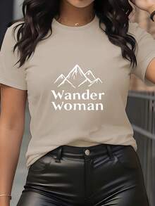 Camiseta ligera de verano para mujer, de manga corta, con un estampado de montaña y la frase "Wander Woman" impresa en ella, una camiseta estampada casual y elegante adecuada para mujeres, una prenda femenina elegante para el uso diario. - Negro - Ver 6
