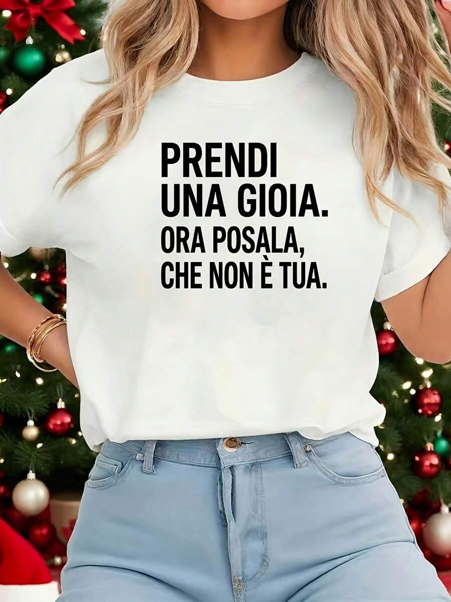 Modern Minimalist T-Shirt With The Italian Text: "Capture A Moment Of Happiness, Put It Aside Now Because It Doesn't Belong To You." This White Short-Sleeved T-Shirt Features A Casual Style, A Modern Design, And Is Versatile Enough For Everyday Wear. It's Made Of Fabric And Has A Fashionable Look, Making It Perfect For Everyday Use. - 白色 - 查看 1