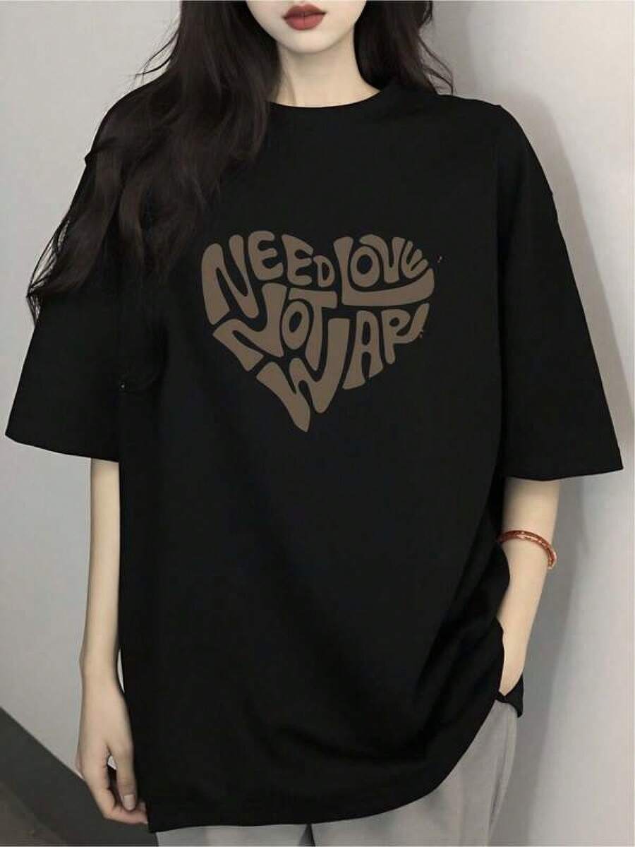 Camiseta negra informal de manga corta con cuello redondo para hombre,Camisetas Para Mujer Cómpralo ahora: T-shirt unisex con mensaje "Need Love Not War" en corazón moderno, estilo urbano, para amantes de la moda, ideal para actividades casuales, color negro, tallas disponibles S a XL,  2023, prendas de vestir esenciales. - Negro - Ver 1