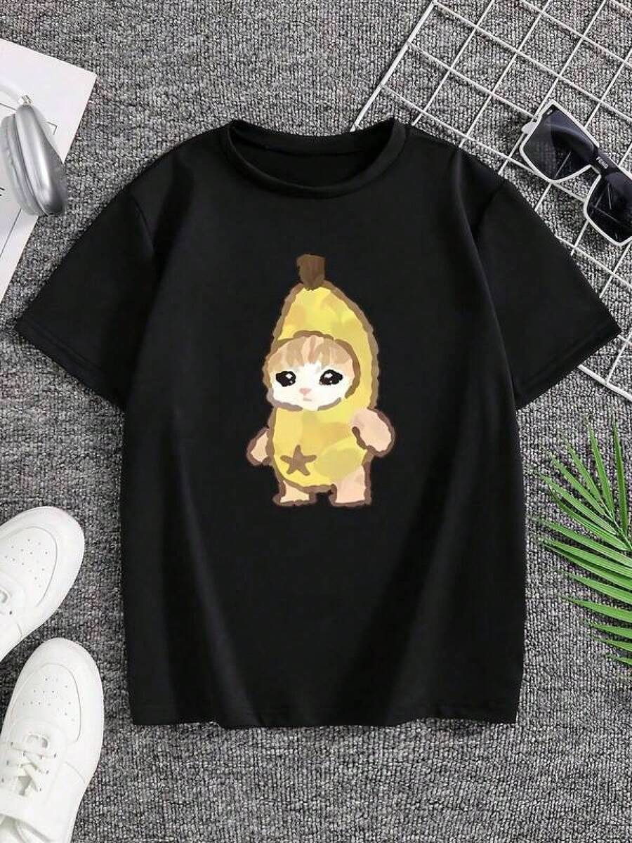 Camiseta única con diseño adorable de un personaje estilo y2k disfrazado de banana perfecta para los amantes de la moda retro en México destaca por su originalidad y estilo único ideal para cualquier ocasión y que no puede faltar en tu guardarropa Cómoda y versátil para escuela, trabajo, salidas y eventos casuales - Negro - Ver 1