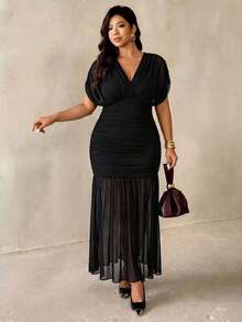 Vestido elegante con cuello en V, manga corta y drapeado para mujer de talla grande - Negro - Ver 3