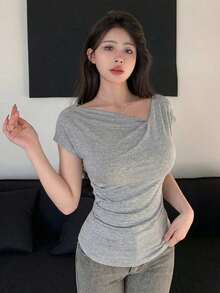 Camiseta de manga corta ajustada con cuello asimétrico y fruncido, de unicolor, para salir, para mujer de verano - Gris - Ver 3