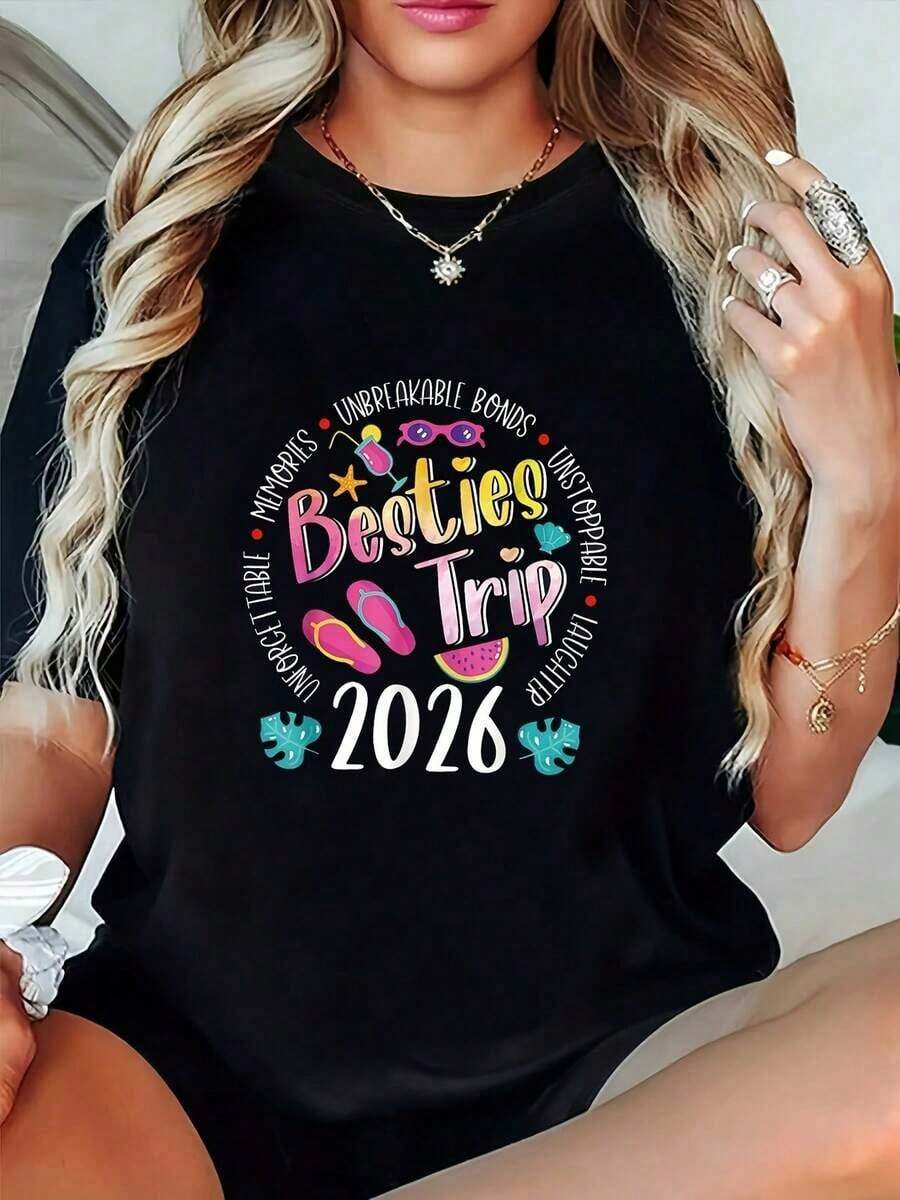 Plus Size Graphic Tee, Besties Trip 2026 "Fun And Crazy Girls Trip" With A Creative Print Design Featuring Sunglasses And Drinks In A Summer Vacation Style. This Women's Short-Sleeved Crew Neck Tee Is Machine Washable And Suitable For Holiday Parties, Casual Outings, Friend Gatherings, Vacation Wear, And As A Holiday Gift. Made From 100% Cotton, It's Perfect For Spring, Summer, And Fall. - 黑色 - 查看 1