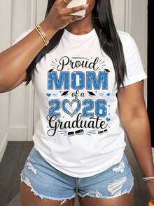 "Proud Mom Of A Class Of 2026 Graduate" T-Shirt, Graduation Gift For Mom, Class Of Graduation Celebration, Blue Design, Casual T-Shirt For Women, 220g - Urban Vintage Style, Unisex, Loose Cotton Short Sleeve T-Shirt With Round Neck, 100% Pure Cotton. - 白色 - 查看 3