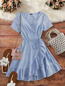 Vestido mini elegante y casual para vacaciones de mujer talla grande con cuello en V a rayas azul y blanco, manga corta, lazo en la cintura, corte evasé y volante asimétrico en el bajo - Azul y blanco - Ver 1