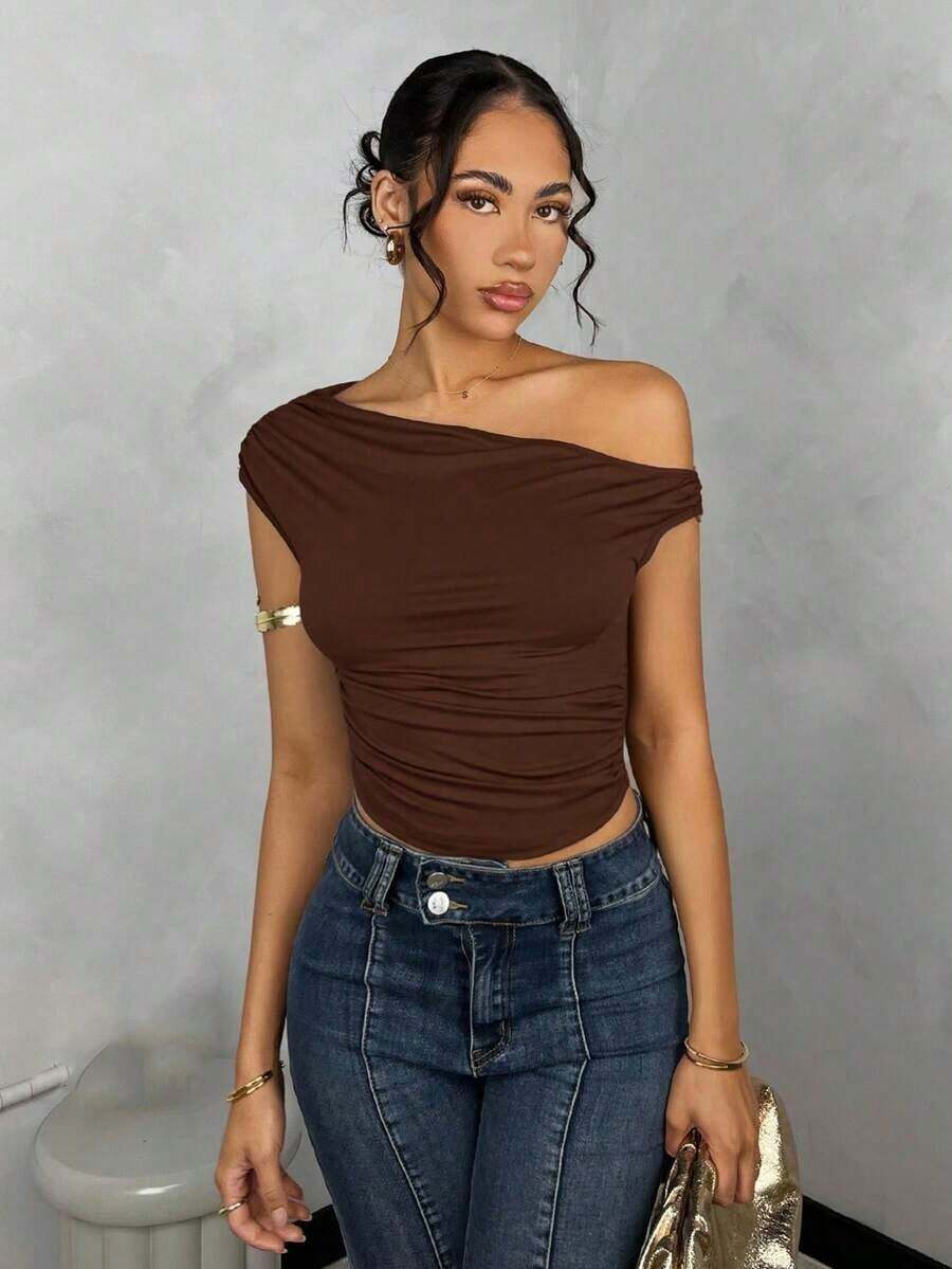 Blusa asimétrica de hombro oblicuo para mujeres de unicolor con fruncido, ideal para el verano - Marrón - Ver 1