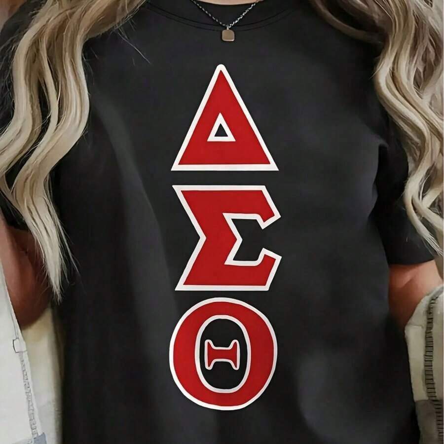Black Delta Sigma Theta T-Shirt With Red And White Lettering, Casual Indoor Wear, Long Wavy Blonde Hairstyle, Delicate Square Pendant Necklace - Perfect For Events And Casual Outfits - Men's Spring Black Vintage Graphic T-Shirts - Unisex, Suitable For Casual Daily Outings, Short Sleeve Summer T-Shirt, Retro Y2K Print T-Shirt. - 黑色 - 查看 1