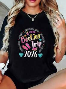 Plus Size Graphic Tee, Besties Trip 2026 "Fun And Crazy Girls Trip" With A Creative Print Design Featuring Sunglasses And Drinks In A Summer Vacation Style. This Women's Short-Sleeved Crew Neck Tee Is Machine Washable And Suitable For Holiday Parties, Casual Outings, Friend Gatherings, Vacation Wear, And As A Holiday Gift. Made From 100% Cotton, It's Perfect For Spring, Summer, And Fall. - 黑色 - 查看 7