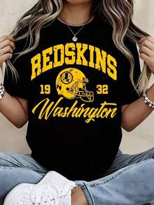 Camiseta del equipo de fútbol americano Redskins, diseño de casco y texto en rojo burdeos y amarillo, para fanáticos del deporte y uso casual. - Negro - Ver 6