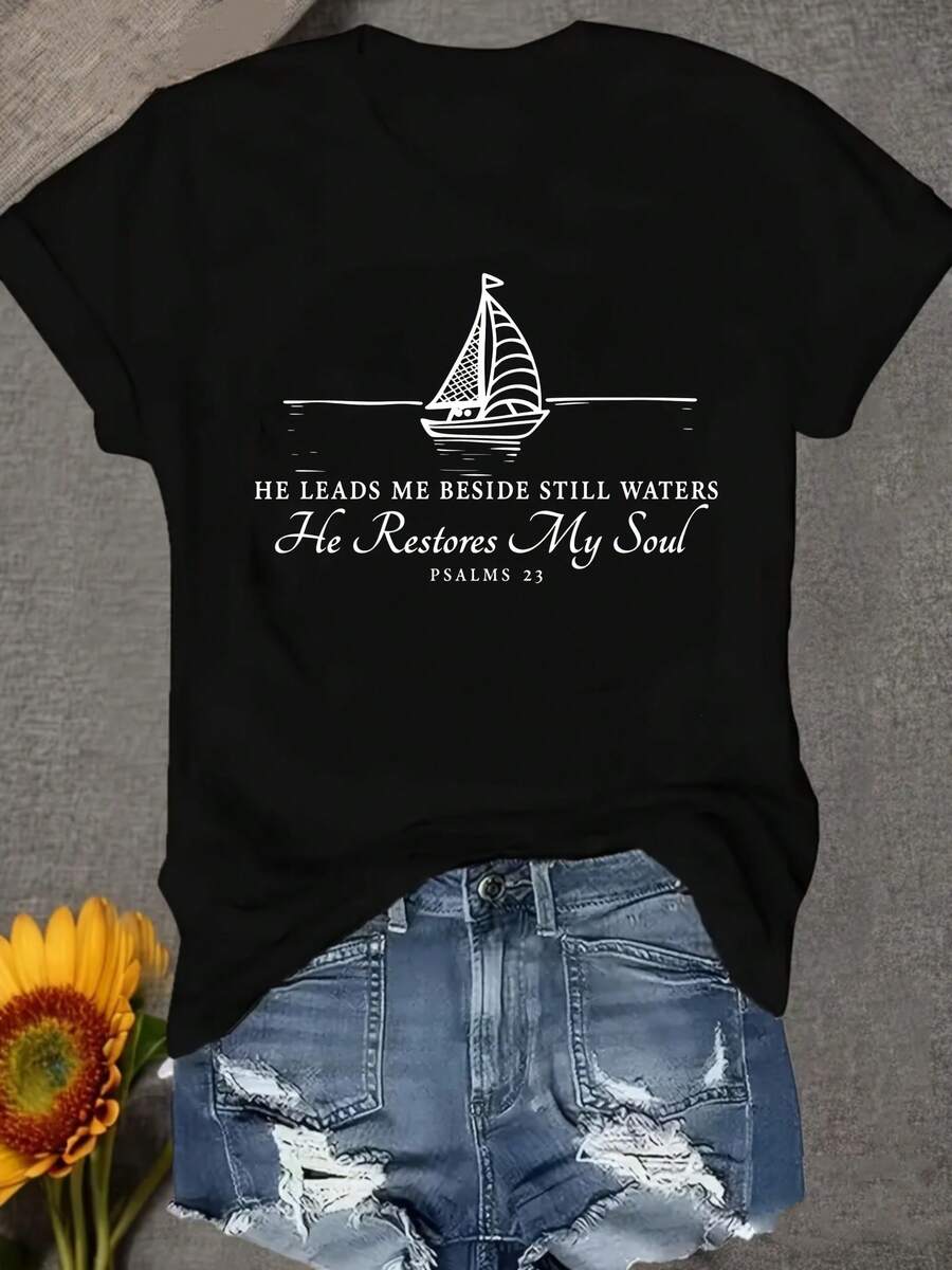 Una camiseta de mujer de manga corta, holgada, moderna, retro y elegante, adecuada para actividades al aire libre en primavera y verano, con un diseño de velero y la frase "Me condujo al arroyo" del Salmo 23.Este suéter casual y a la moda con cuello redondo es cómodo y suave.blusas para mujer,blusas casuales para dama,tops,, mujer premium,y2k,playeras de mujer curvy,ofertas y liquidaciones ropa mujer,playeras deportivas para mujer,,playeras de hombre, mujer,blusas>elegante UR9M - Negro - Ver 1