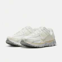 耐克女士 W NIKE ZOOM VOMERO 5 休闲运动鞋，低帮 IB8929-100 - 米色 - 查看 5