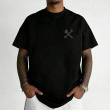 Camiseta con estampado gráfico de llave inglesa "Manos Sucias, Dinero Limpio", camiseta con estampado gráfico estilo ropa de trabajo, top de manga corta de tela cómoda. - Negro - Ver 3
