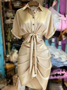 Vestido camisa de manga corta con cuello, abotonadura sencilla y cintura con lazo - Dorado - Ver 10