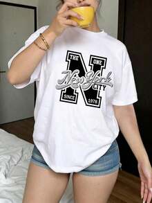 Women's Short-Sleeved T-Shirt With A Round Neck, Graphic Print Of Urban Lettering And Text, Casual And Sporty Style, Suitable For Everyday Wear, Casual Outings, Weekends, And Vacations, Ideal For Spring And Summer. National Shipping Available In Mexico. - 白色 - 查看 1