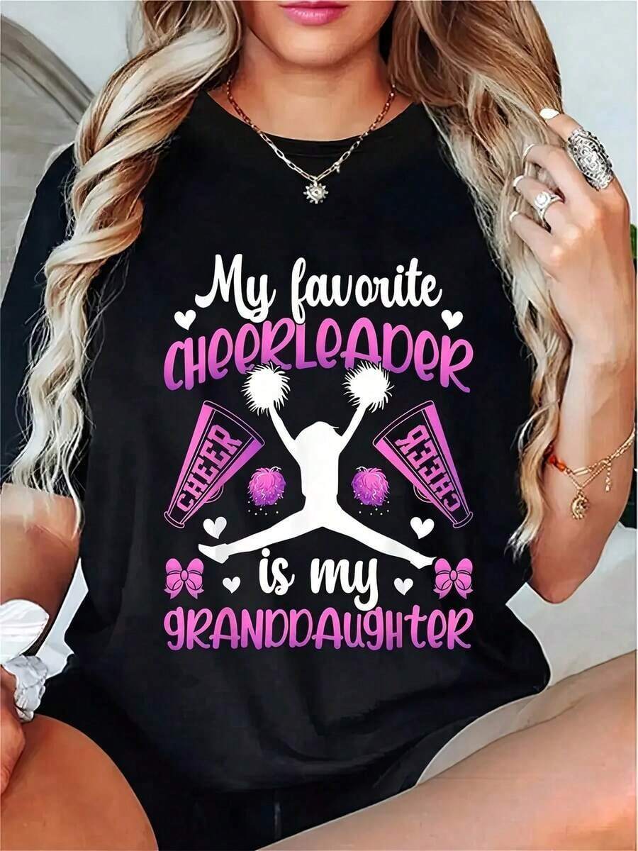 This Unique Y2K T-Shirt Features A Colorful Design That Reads "My Favorite Cheerleader Is My Granddaughter," Perfect For Showing Your Family Pride And Supporting The Little Cheerleaders. Ideal For Special Occasions And Everyday Wear, This T-Shirt Is A Must-Have In Your Wardrobe. - 黑色 - 查看 1