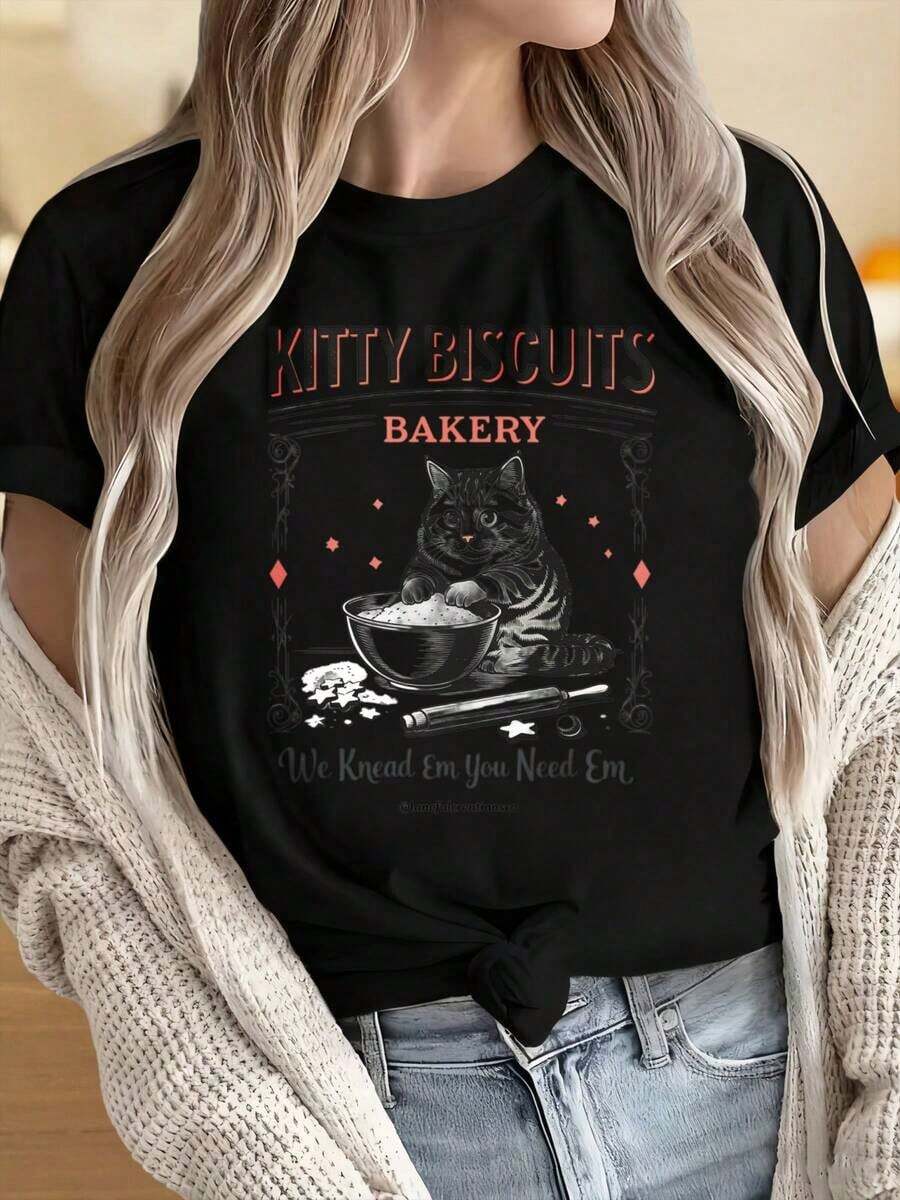 Camisetas para Mujeres y Hombres con Cuello Redondo y Mangas Cortas. Camiseta con Diseño de Gato y Temática de Repostería "Kitty Biscuits Bakery We Knead Em You Need Em" para Amantes de los Gatos. Divertida Camiseta con Gráficos de Mascotas, Diseño de Gato y Elementos de Repostería. Estampados Divertidos Ideales para Fiestas de Navidad, Actividades Deportivas, Fiestas de Vacaciones, Salidas, Deportes y Otros Regalos Festivos. - Negro - Ver 1
