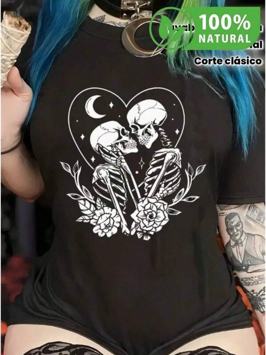 Playera De Mujer Camiseta trendy con diseño de calaveras enamoradas bajo la luna estilo gótico. Ideal para cualquier ocasión, cómoda y fácil de lavar a máquina. Luce a la moda mientras destacas con este patrón único y original que refleja el romanticismo oscuro y el arte alternativo. Algodón 100 Mujer - Negro - Ver 1