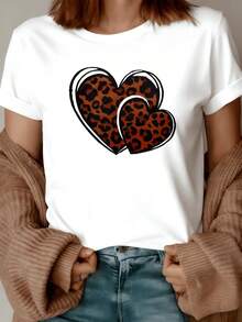 Two Hearts With An Animal Print Symbolizing Unity, Strength, And Passion, Highlighting A Wild Touch Full Of Modern Energy. Casual Women's T-Shirt With Expressive Art, Ideal For Everyday Wear. - 白色 - 查看 1