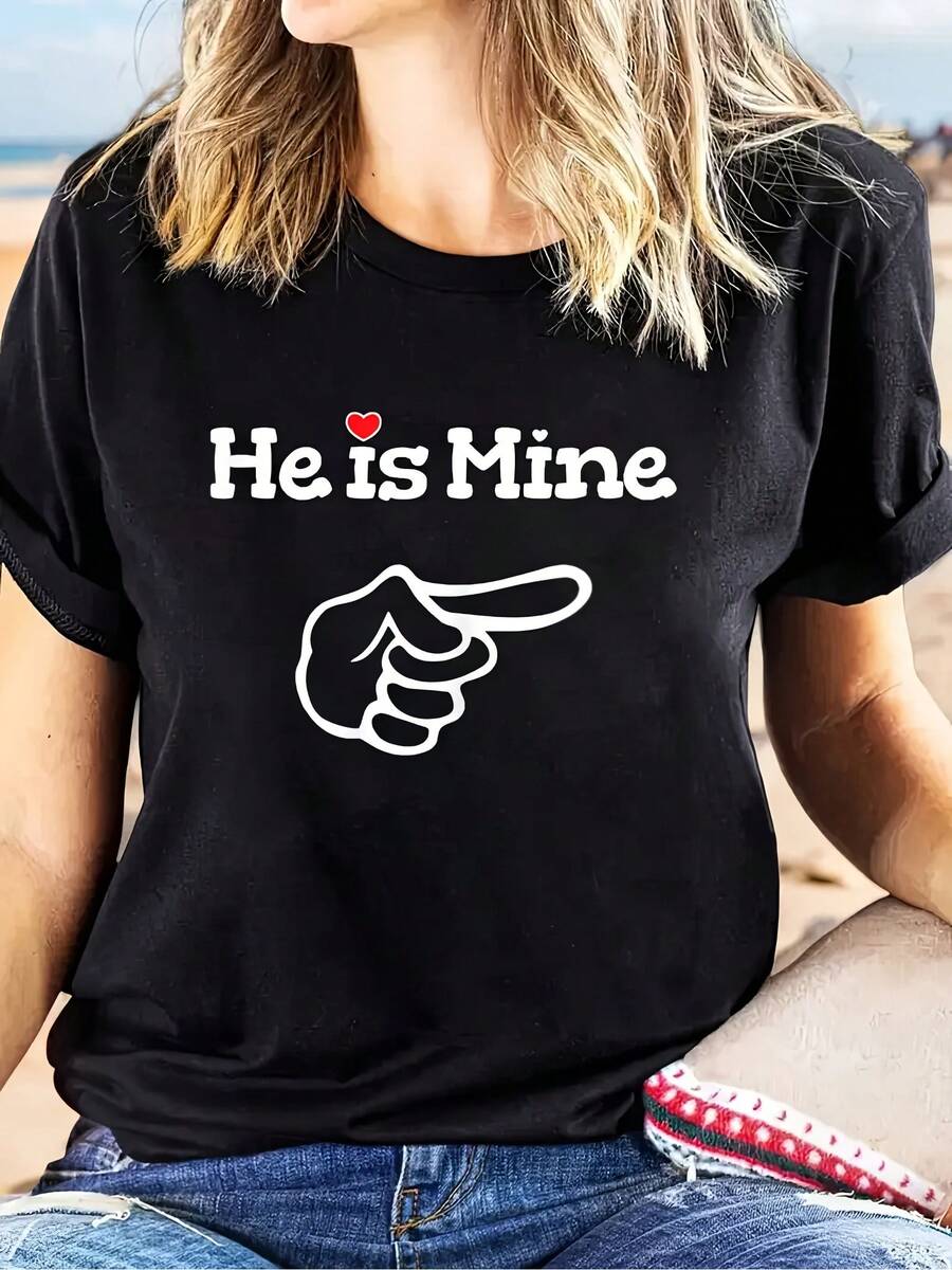 Camiseta de invierno ligera y transpirable para mujer con estampado "He is mine" - Camiseta casual negra de manga corta y cuello redondo, con diseño de corazón rojo y mano, camiseta ligera para verano y primavera, lavable a máquina, camiseta de diseño divertido, ropa elegante para fiestas, regalo de Navidad, ideal para combinar en conjuntos de primavera y otoño. - Negro - Ver 1