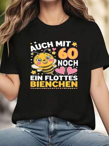 Even At 60, She's Still A Nimble Little Bee. Women's Casual Fashion T-Shirt With A German Print "AUCH MIT 60 NOCH EIN FLOTTES BIENCHEN" (Even At 60, She's Still A Nimble Little Bee). Crew Neck, Perfect For Spring/Summer. A Creative And Comfortable Garment For Everyday Wear And Outings. New Arrivals For Summer. - 黑色 - 查看 3