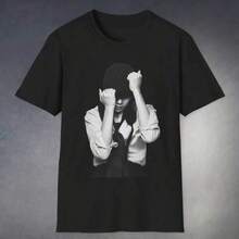 J-Hope T-Shirt  Arirang Tour Merchandise Bulletproof Graphic Tee Sonydan Hoseok. Made Of Breathable Material, It's Ideal For Adding A Nostalgic And Fun Touch To Your Outfit At Casual Gatherings, Music Events, Or Everyday Wear. This Is A Casual Men's Short-Sleeve Crew Neck T-Shirt, Perfect For Daily Wear. It Makes A Great Gift For Friends And Family. The T-Shirt Features A Youthful And  Design, Making It Suitable As A Unisex Graphic Tee. It's Very Suitable For The Back-To-School Season And Is Also A Comfortable Top For Women. - 黑色 - 查看 6