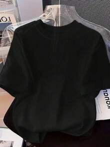 Unisex Short-Sleeved Crew Neck T-Shirt In Classic Black, A Versatile And Easy-To-Match Color. Featuring An Art Print Inspired By Celebrities, It's Perfect For Urban Looks, Everyday Outings, Camping, Concerts, And Hip-Hop, Rock, And Rap Events. Ideal For Festivals, Autumn, And Year-Round Wear. - 黑色 - 查看 1