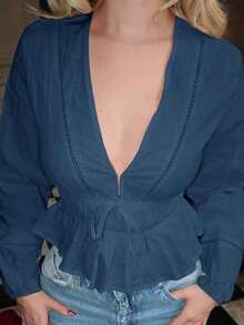 Camisa de mujer de unicolor con cuello en V, hombros rectos, mangas largas, lazo recogido y dobladillo con volantes - Blanco - Ver 3