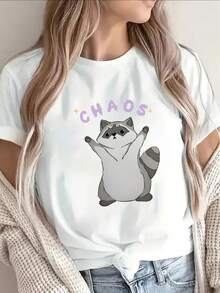 Camiseta de manga corta ligera y duradera con un divertido diseño de mapache y caos, perfecta para salidas informales en casa, cafeterías o al aire libre, ofreciendo un ajuste cómodo para el uso diario. Camiseta de algodón familiar coordinada. - Blanco - Ver 1