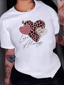 A Heart With An Animal Print And Glitter Represents Passion, Strength, And Tenderness, Showcasing Eternal Love And Feminine Energy With A Modern Touch. Ideal For Expressing Pure Feelings. Women's Casual, Elegant, And Modern T-Shirt - 白色 - 查看 1