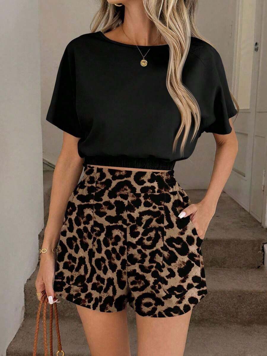 Conjunto de 2 piezas casual y elegante para primavera/verano con blusa de cuello redondo con estampado floral vintage y dobladillo recogido, y shorts con bolsillo con volante en la cintura - Multicolor 18 - Ver 1