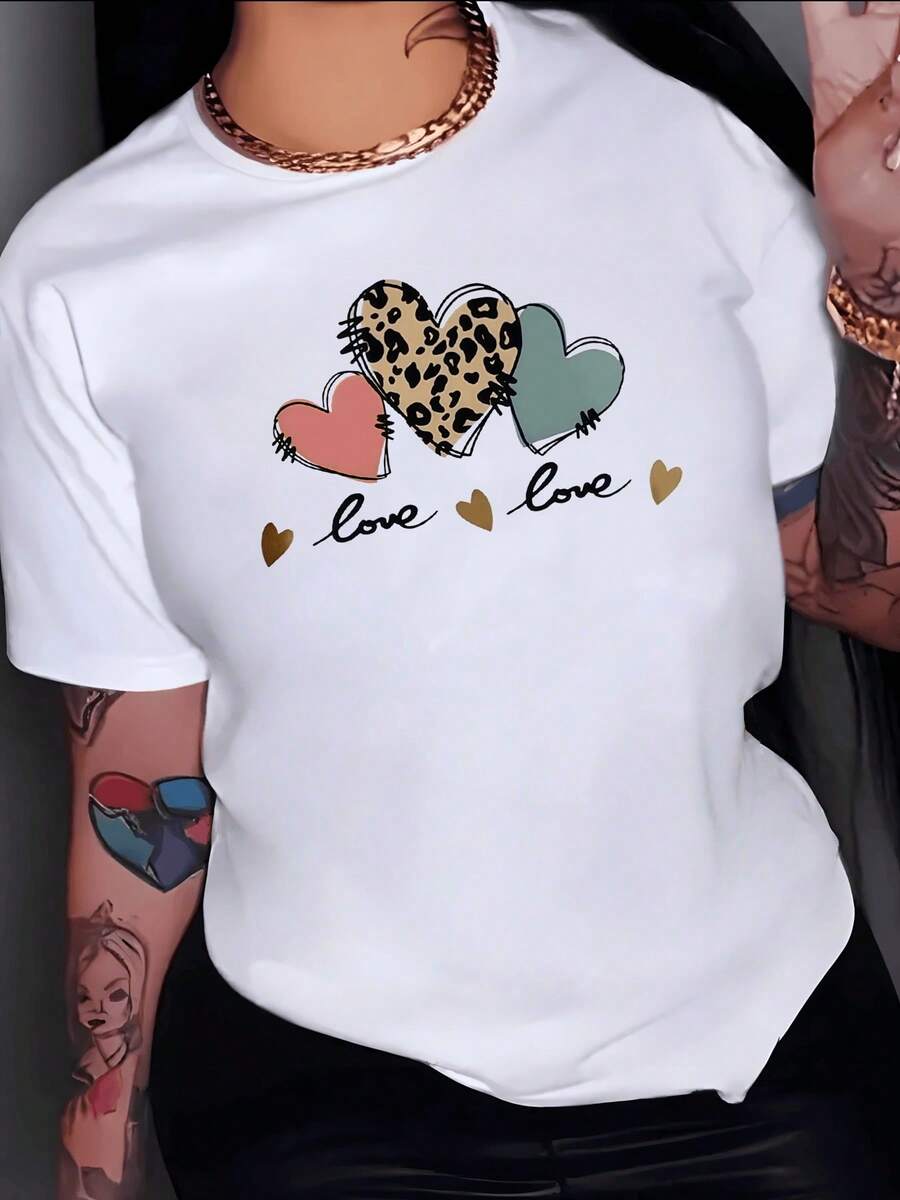 Tres corazones entrelazados que simbolizan amor ternura y energía positiva con tonos cálidos y animal print crean un mensaje alegre y moderno camiseta de mujer casual blanca cómoda para uso diario - Blanco - Ver 1