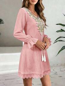 Vestido de mujer con cuello bordado en V, detalles con borlas de colores, mangas largas con volantes, decoración con borlas, vestido elegante de playa y vacaciones para primavera - Rosa coral - Ver 2