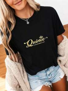 Quince Chambelan & Elegant Gold Crown, Women's Short-Sleeved T-Shirt With Elegant Text, Comfortable, Soft And Lightweight Fabric, Ideal Gift For Quinceañera Enthusiasts Or Lovers. 100% Cotton. - 黑色 - 查看 4